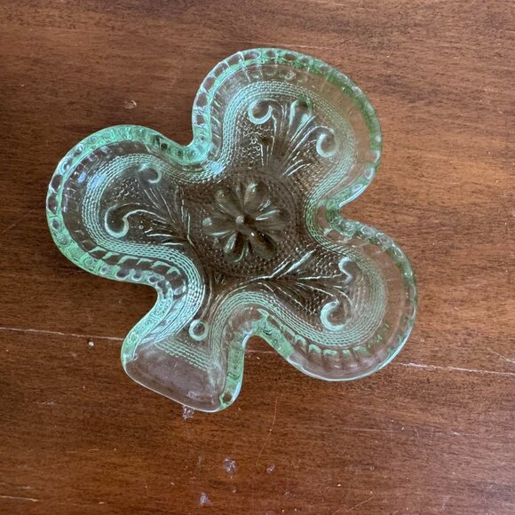 Tiara Chantilly Clover Glass Trinket Ring Dish, Snack Dish - Picture 7 of 7